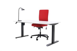 Kontorsæt med bordplade i hvid, stelfarve i sort, sort bordlampe og rød kontorstol